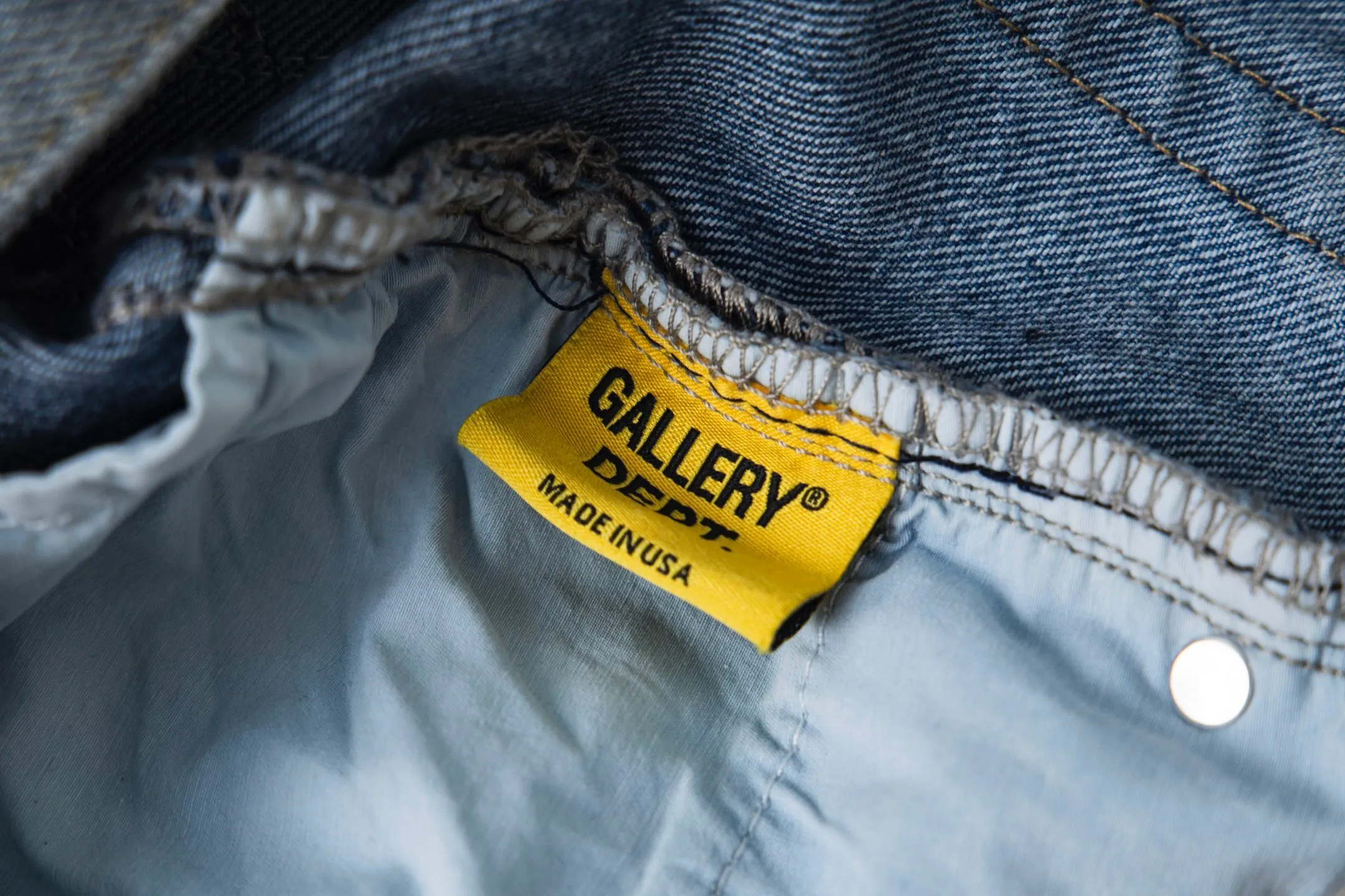 💰280 GALLERY DEPT & Chrome hearts Washed jeans with large logo and devil multi-label cross, truly restore the ultimate vintage texture, three-dimensional version, loose and comfortable, not picky about the figure, taller and slimmer, factory-made, original quality control, same style for men and women, can be matched with couples, versatile recommendation, must-have jeans for all seasons, fashionable people have been disappointed. From the quality selection of fabrics, the tailoring of details, and the matching of patterns, they are all impeccable! The upper body is so handsome when worn...it can be easily worn by men, women and children! The craftsmanship is made of heavy-duty washed pure cotton denim fabric. After washing, it is soft and thick. It is very stylish when worn on the body. Style number: 1756 Color: blue Size: 28 30 32 34 36